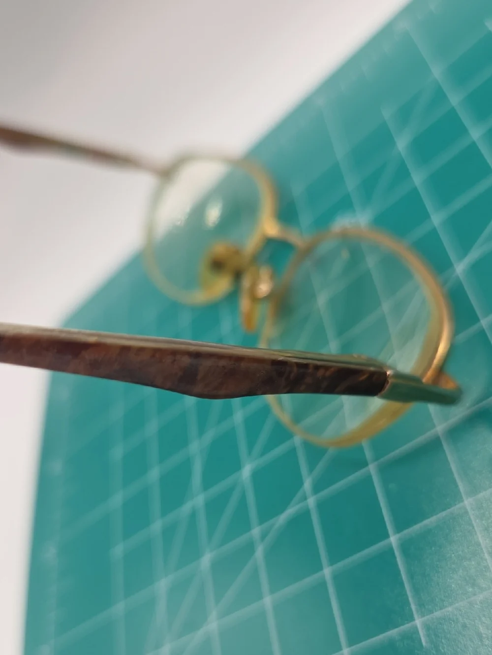 Vintage Gold Oval Metal Frame Glasses with Tortoiseshell Temples